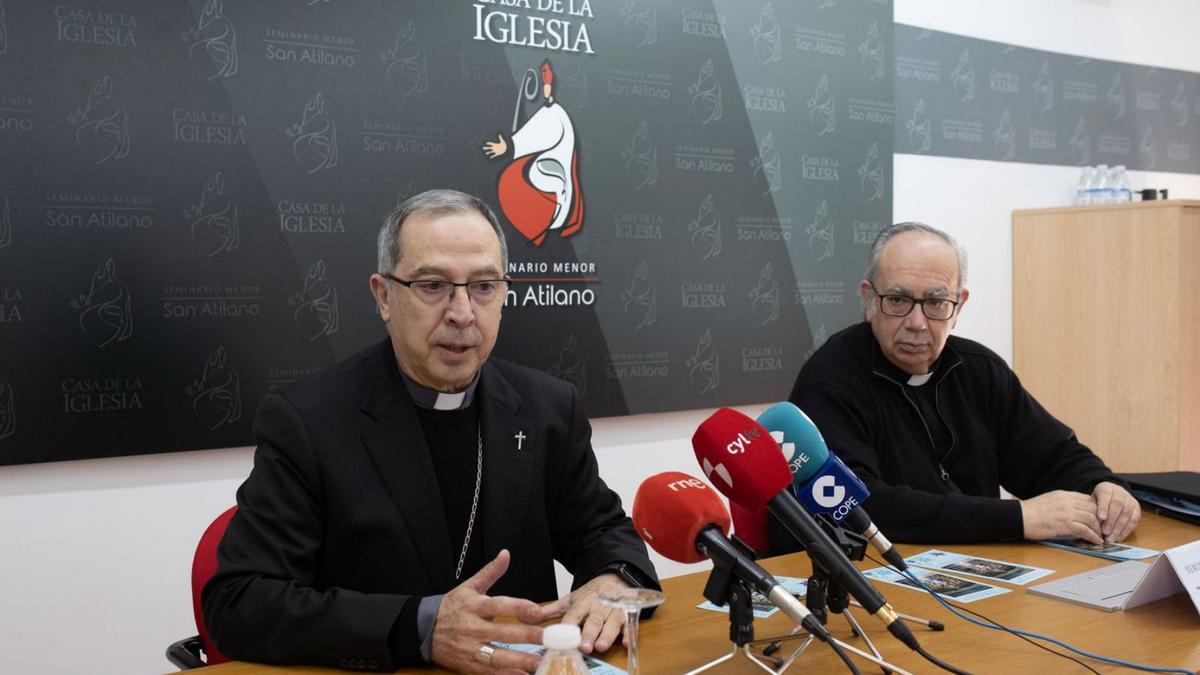 Fernando Valera, obispo de Zamora, y Javier Fresno, párroco de Villalpando, ayer en rueda de prensa. | Emilio Fraile