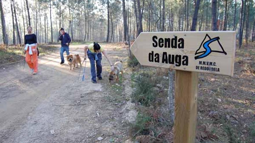 Las comunidades de montes denuncian el grave impacto de la autovía sobre la ruta Senda da Auga.