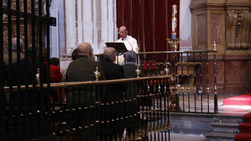 Realizan una ofrenda ante la tumba del fundador de la Adoración Nocturna