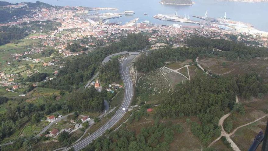 Imagen aérea del Monte Pituco con el puerto de Marín y la villa al fondo. // Santos Álvarez