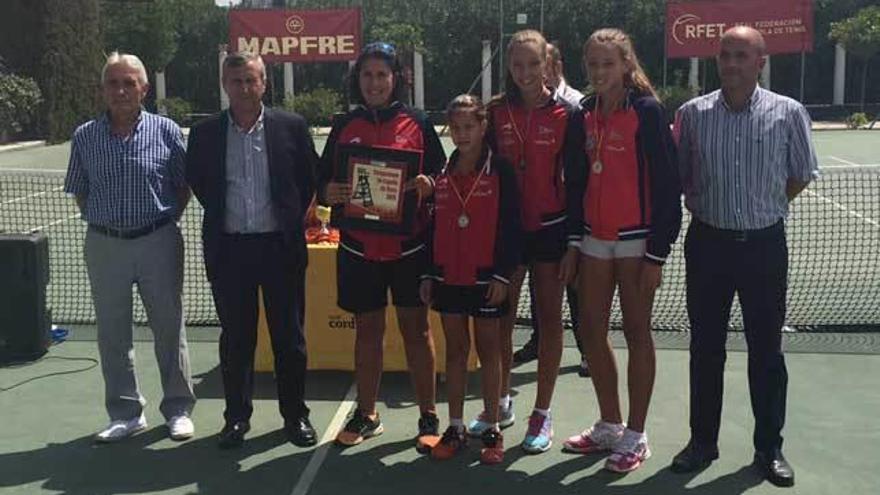 El equipo femenino del Grupo recoge su trofeo.