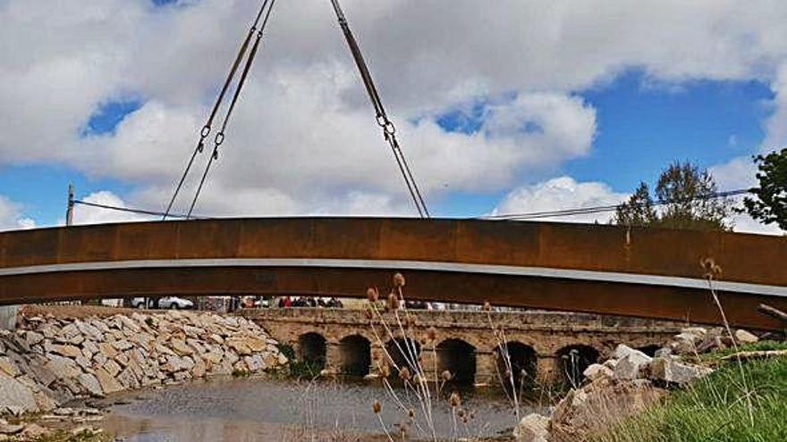 Pasarela instalada sobre el arroyo Talanda, en Venialbo.