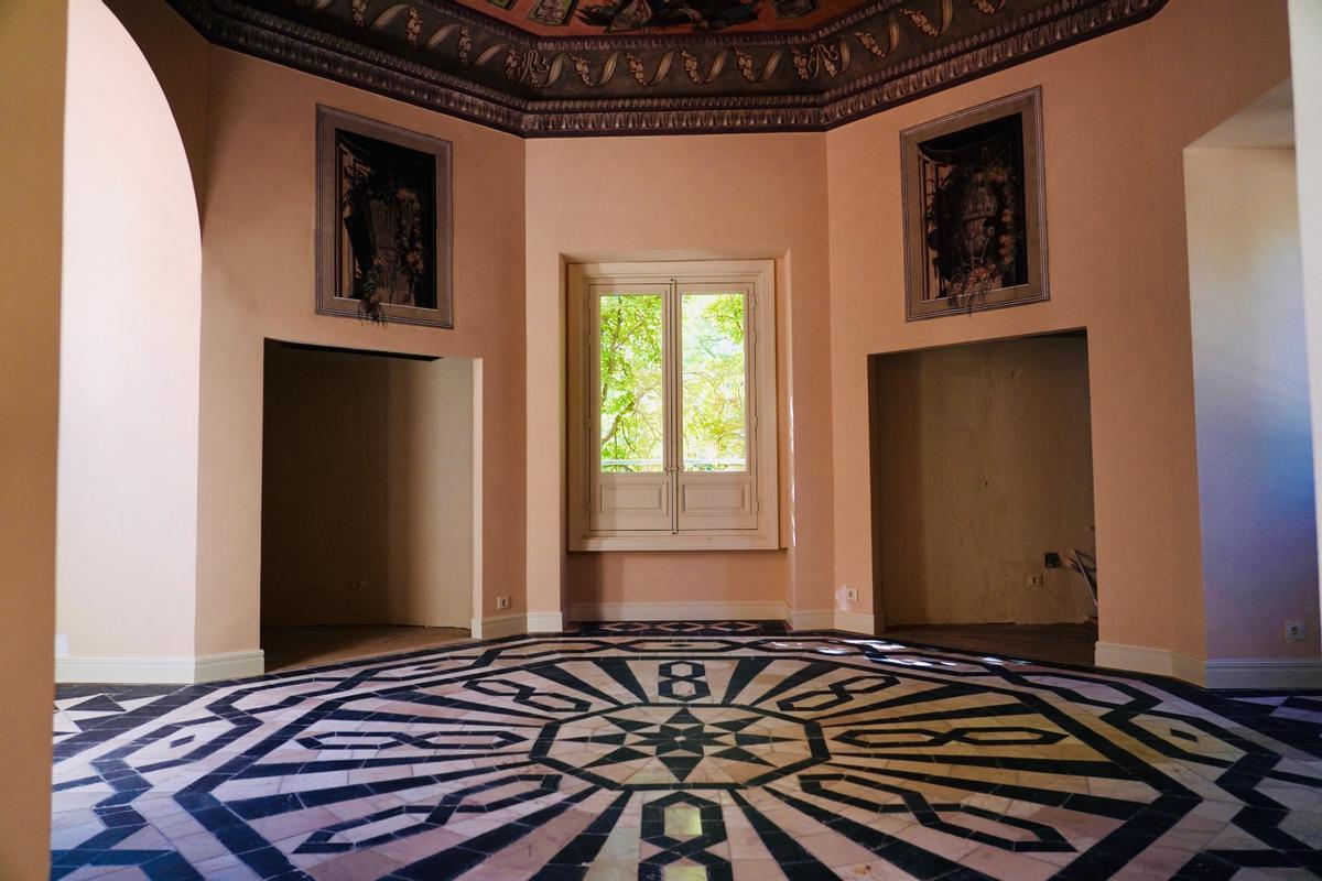 El gabinete de la Duquesa, con suelo de mármol, trampantojos y frescos en el techo.