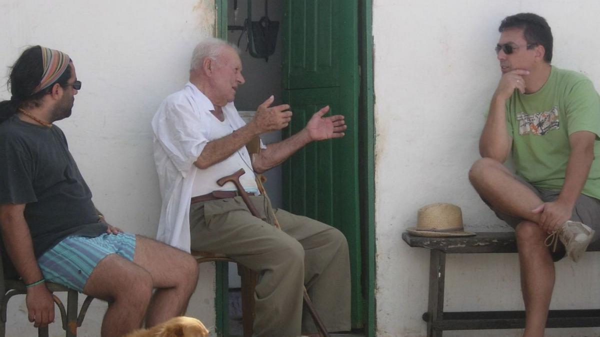 José Miguel Perera y Manuel Abrante entrevistan al parrandero majorero ‘el Viejo’. | | LA PROVINCIA/DLP