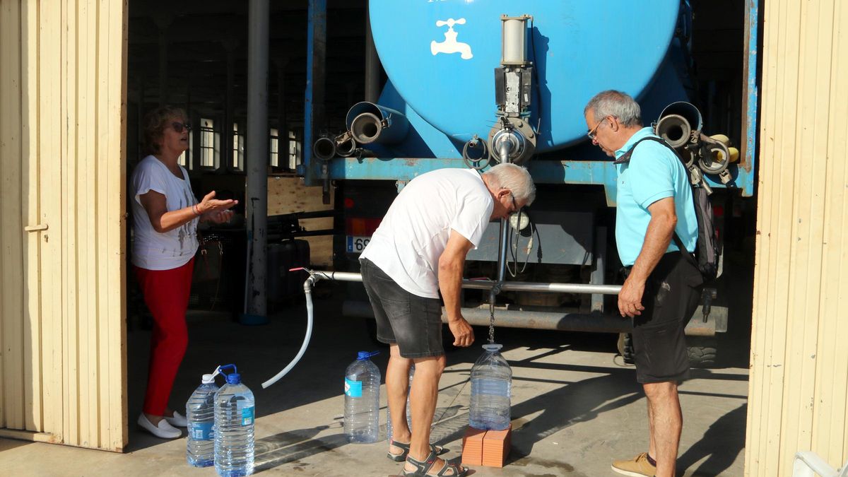 Alguns veïns omplint les garrafes a Bonmatí.
