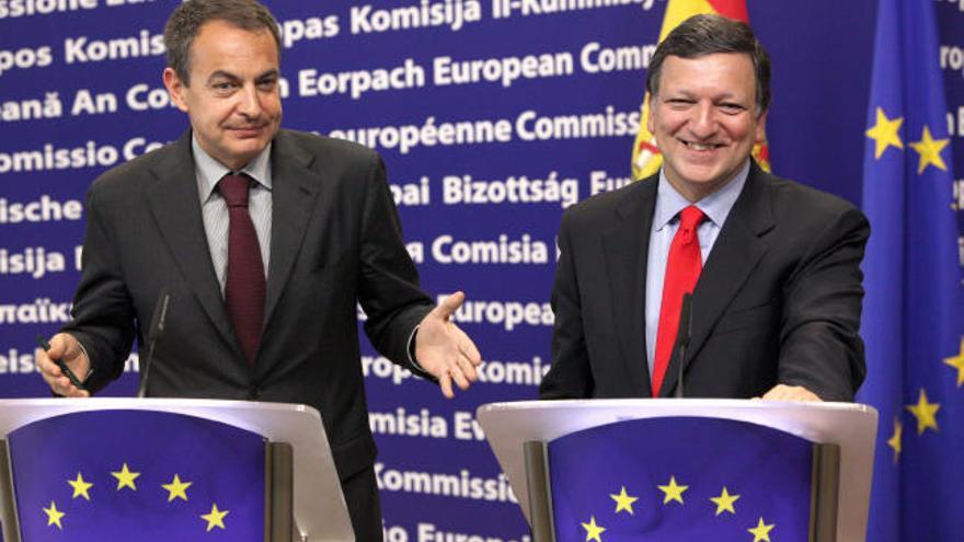 El presidente de Gobierno de España, José Luis Rodríguez Zapatero, y el presidente de la Comisión Europea (CE), el portugués José Manuel Durao Barroso, ofrecen una rueda de prensa tras reunirse en la sede de la CE en Bruselas, Bélgica,