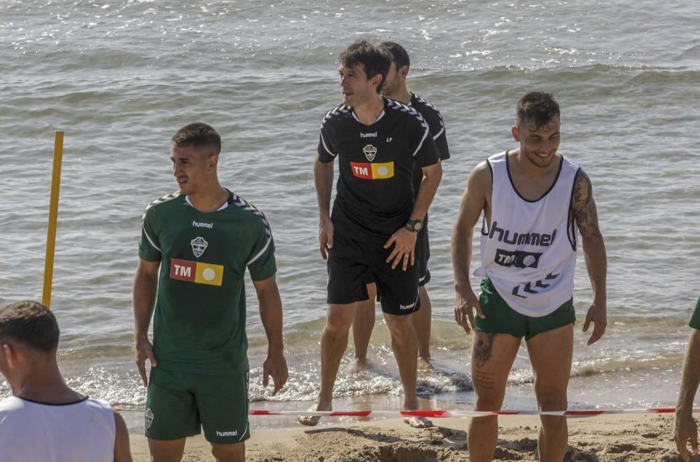 Entrenamiento del Elche CF en la playa de El Pinet