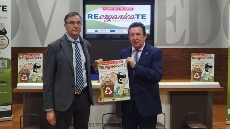 Por la izquierda, Adolfo García y José Ramón Pando posan con el cartel de la campaña de reciclaje. | LNE
