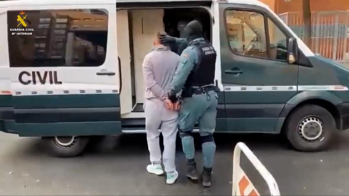 La Guardia Civil deteniendo a uno de los ladrones de estancos de A Coruña