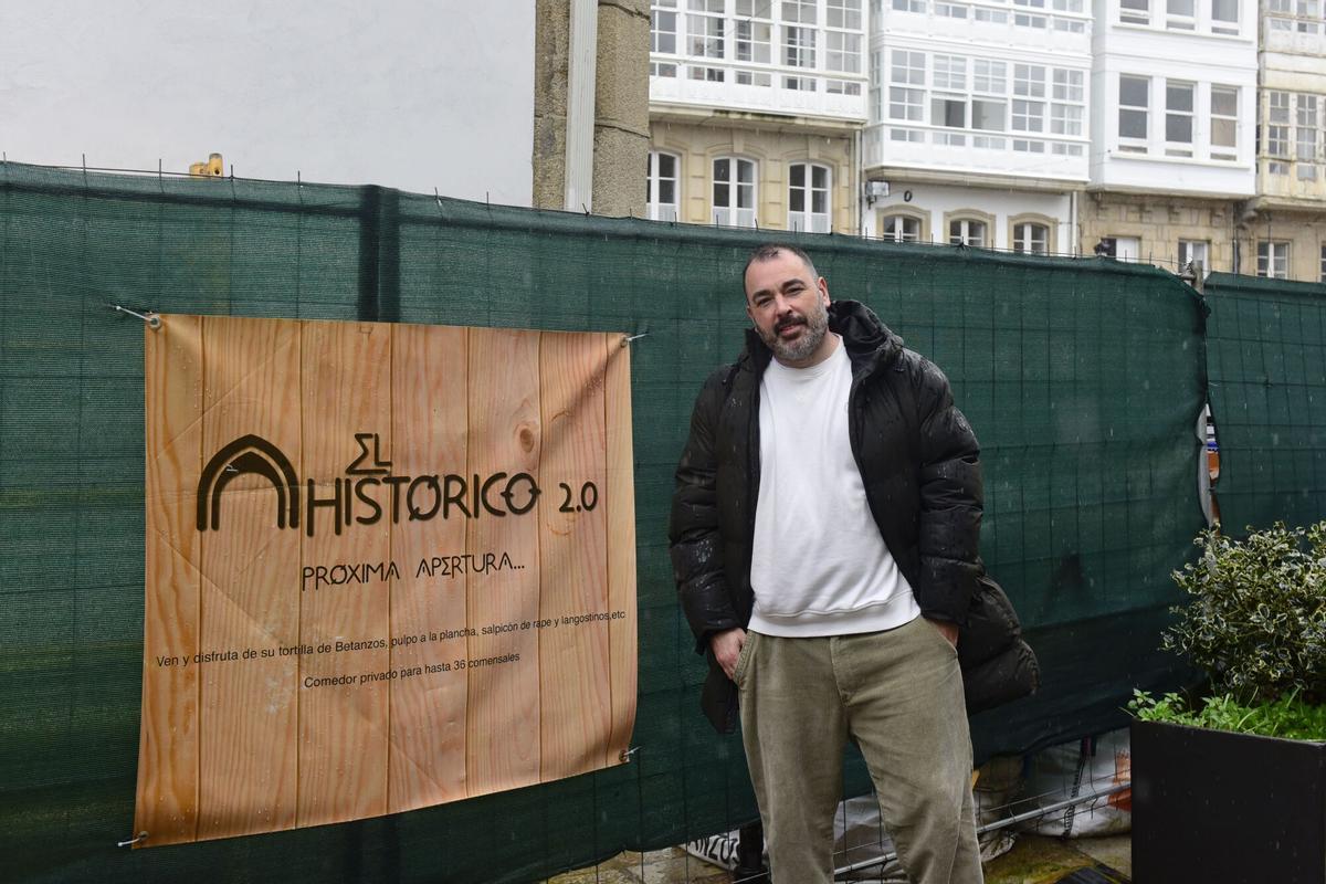 Javier Rodríguez, propietario de 'El Histórico', con el cartel que anuncia su reapertura