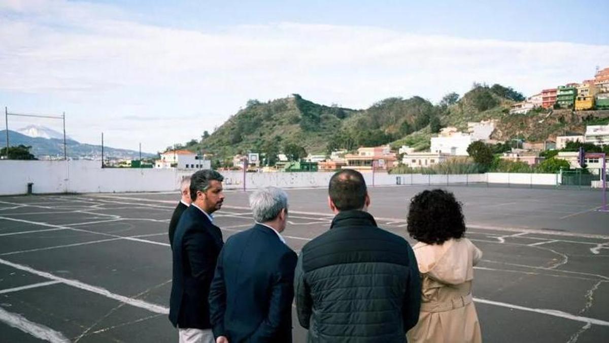 Una visita de representantes públicos a la cancha de Las Mercedes.