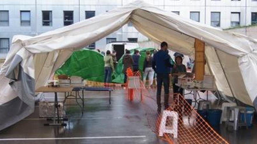 Alumnes del Màster en Emergències Extrahospitalàries aprenen a dissenyar i construir un campament de refugiats