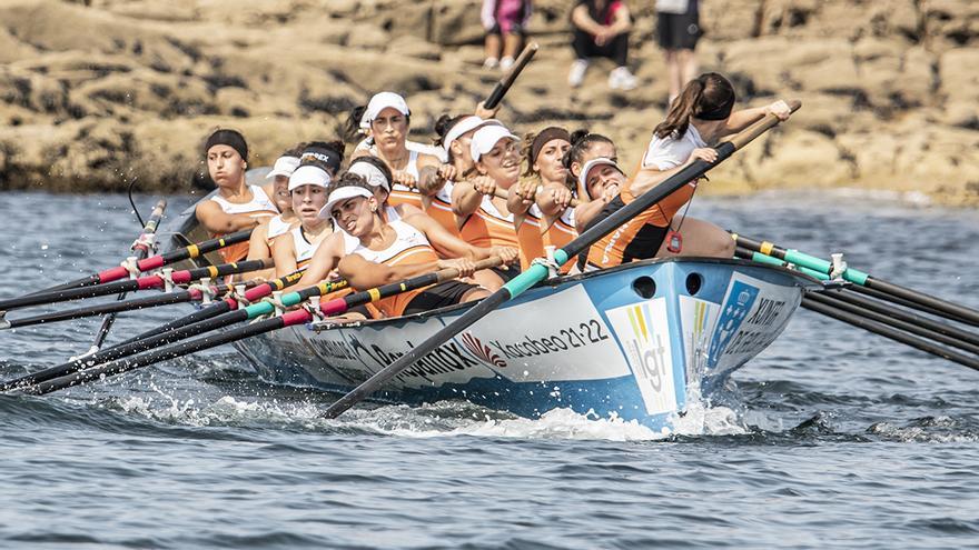 La trainera de Chapela, durante la regata.