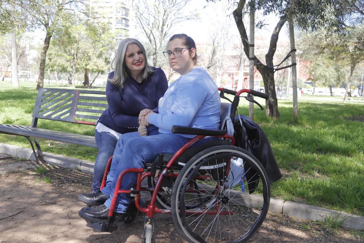 A.J.González Córdoba Rosy y Lucía, una de las madres de las ampas que reivindican un cambio en el modelo de educación especial
