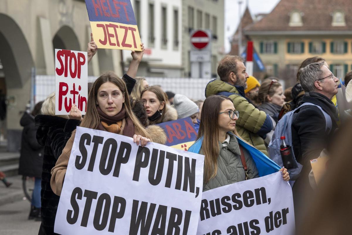 Bern (Switzerland), 24/02/2022.- People demonstration against the Russian agression against the Ukraine in Bern, Switzerland, 24 February 2022. The Ukrainian Society Switzerland has organised the demonstration to protest against the invasion of the Ukraine. Martial law has been introduced in Ukraine, as explosions are heard in many cities, including Kiev after Russian troops launched a major military operation on Ukraine on 24 February. (Protestas, Rusia, Suiza, Ucrania) EFE/EPA/MARCEL BIERI