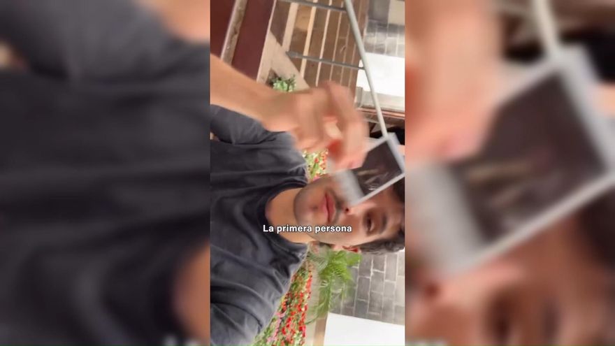 Sebastián Yatra se sienta en el centro de Santa Cruz de Tenerife para cumplir el sueño de dos fans