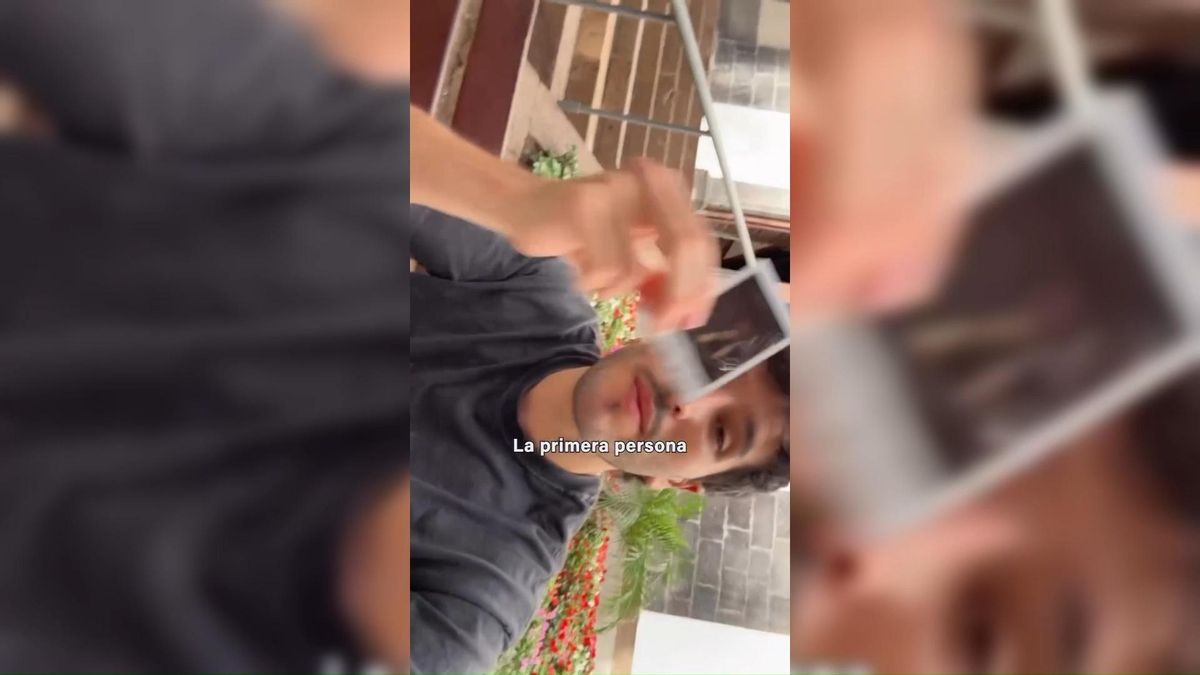 Sebastián Yatra se sienta a esperar por unas fans en el centro de Santa Cruz