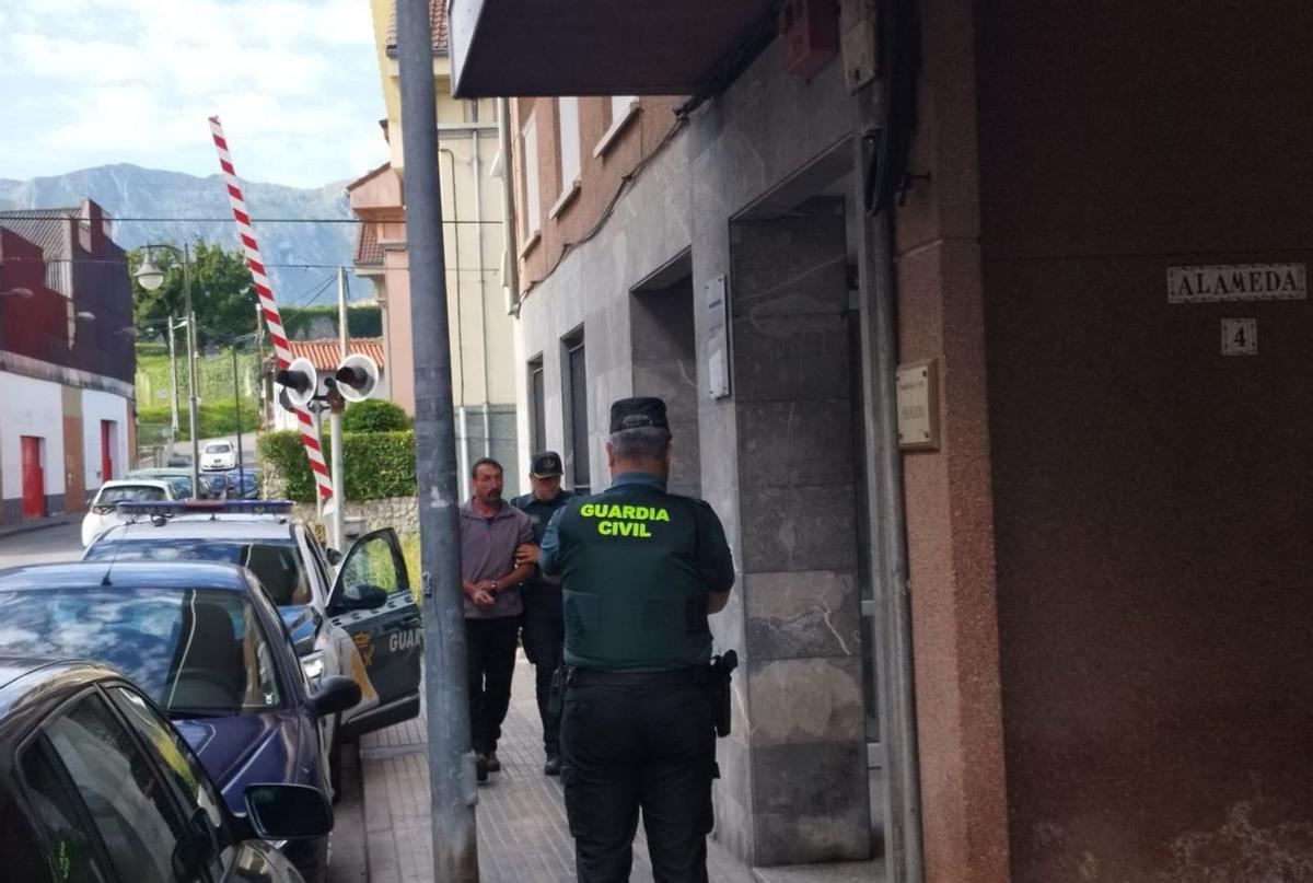 El presunto agresor, ayer, a su llegada al Juzgado de Llanes. | J. Q.