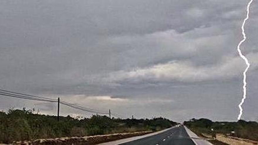 Un rayo cae sobre Formentera durante la tormenta del 27 de agosto pasado.