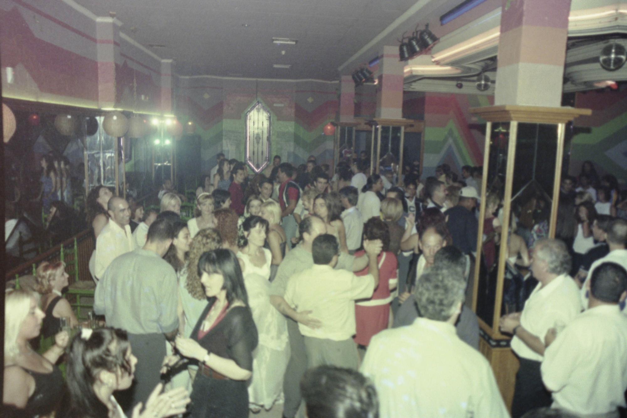 Discoteca Bananas en los 90. ¿Conoces a alguien?