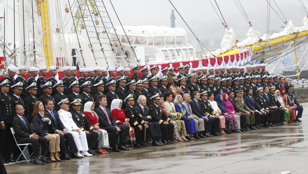 Acto de entrega del Bima Suci a la Armada de Indon