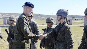 El rey Felipe VI y la infanta Leonor de Boerbón, en las maniobras de los alumnos de la Academia General Militar en el Centro Nacional de Adiestramiento de San Gregorio