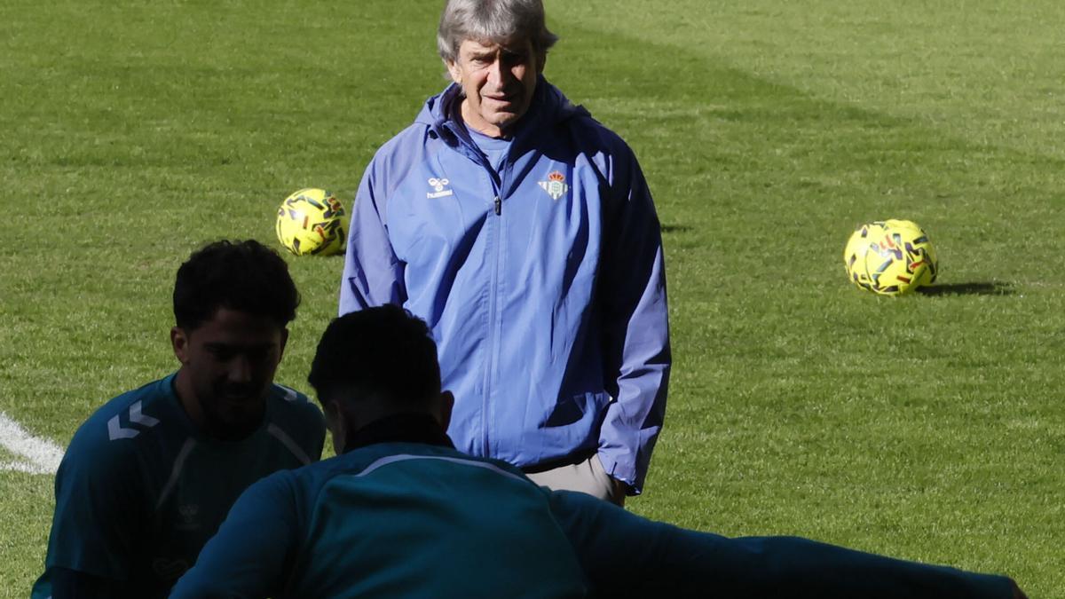 Manuel Pellegrini, en el entrenamiento del Betis el pasado sábado en La Cartuja a puertas abiertas.