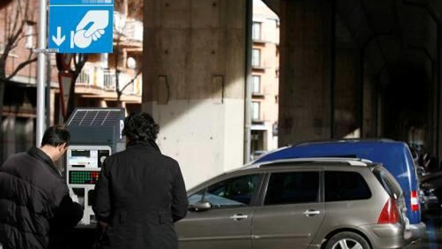 Un dels punts de pagament de la zona blava de Girona.