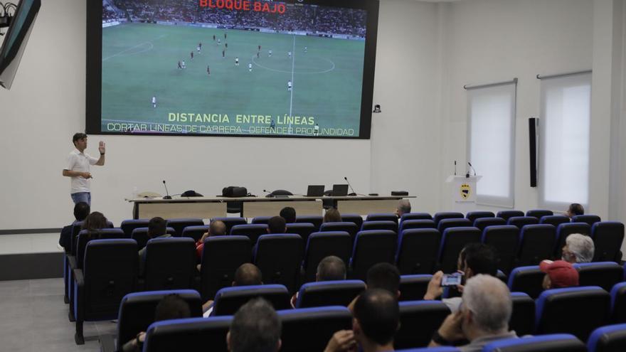 Santi Denia, todo a la “Roja”: su charla en Gijón