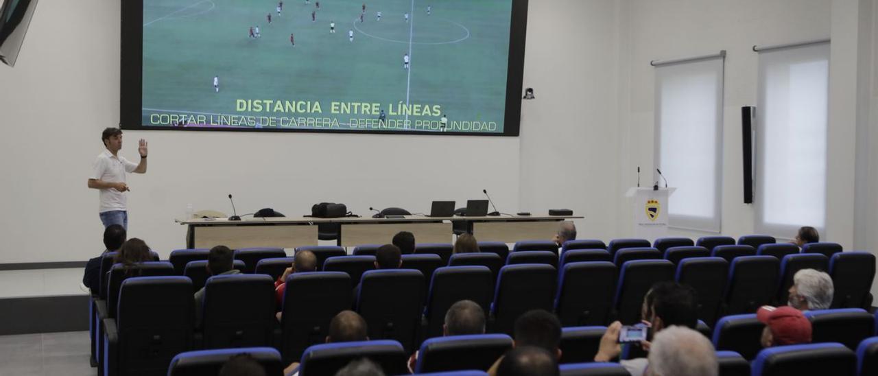 Santi Denia, durante su charla de ayer en la Federación Asturiana de Fútbol. | Fernando Rodríguez