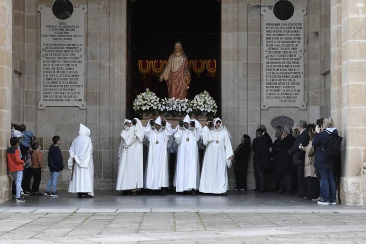 Última salida de Jesús de Luz y Vida desde el interior de la seo.