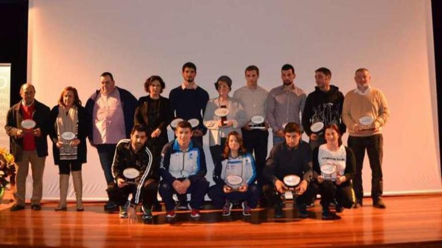 La alcaldesa Sandra González (4ª i.), el edil de Deportes Ismael Troncoso (3º i.) y premiados. // J. V.