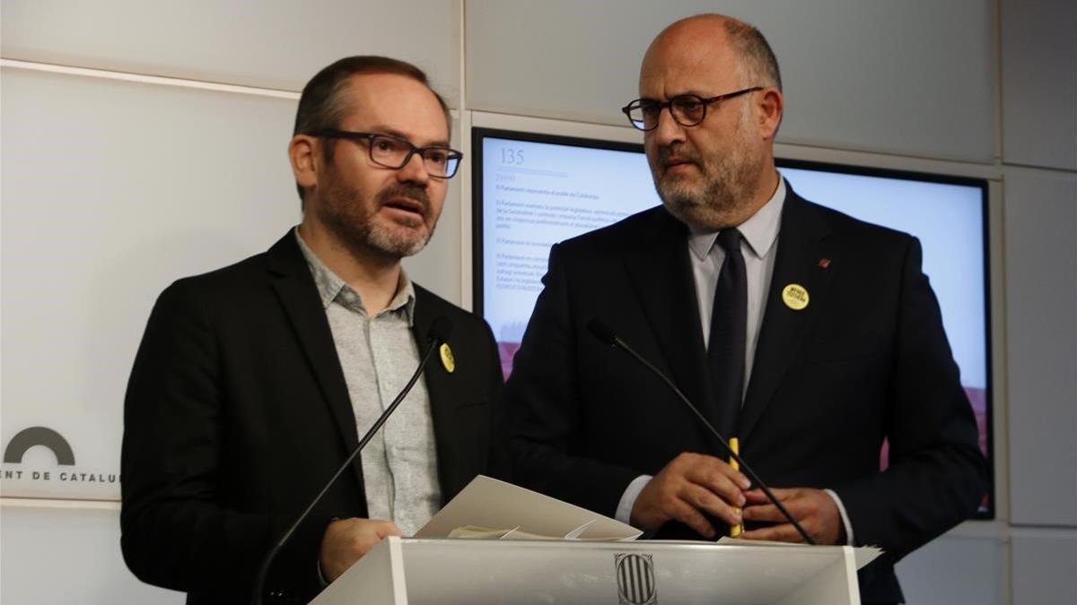 Josep Costa y Eduard Pujol, este lunes, en el Parlament.