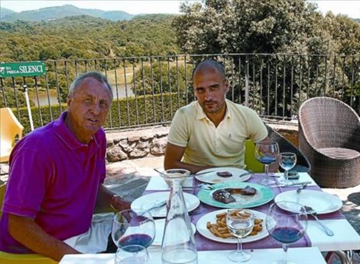 Dinar 8 Cruyff i Guardiola, ahir al club de golf d’El Montanyà. Dinar 8 Cruyff i Guardiola, ahir al club de golf d’El Montanyà.