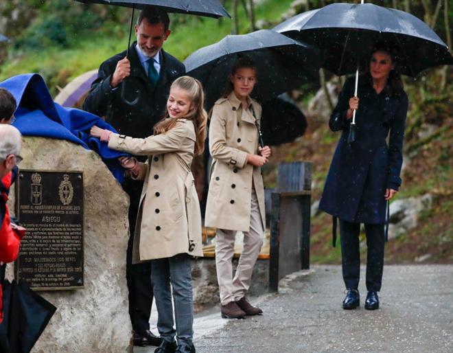 La reina Letizia, la princesa Leonor y la infanta Sofía con zapatos oxford para la lluvia de Asturias