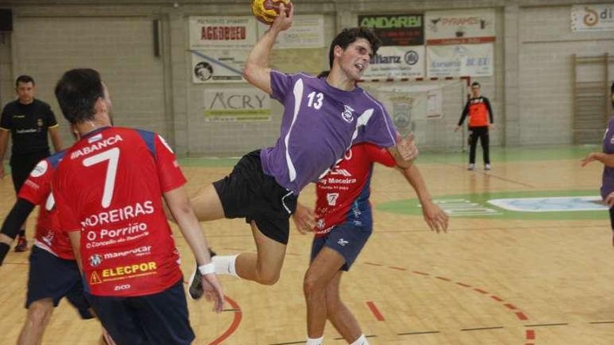 Brais lanza en penetración en el partido ante el Porriño. // Santos Álvarez