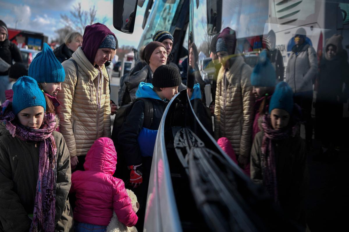 Gente hiendo cola en la ciudad polaca de Przemysl, para subir a un autobús que les llevará a Alemania