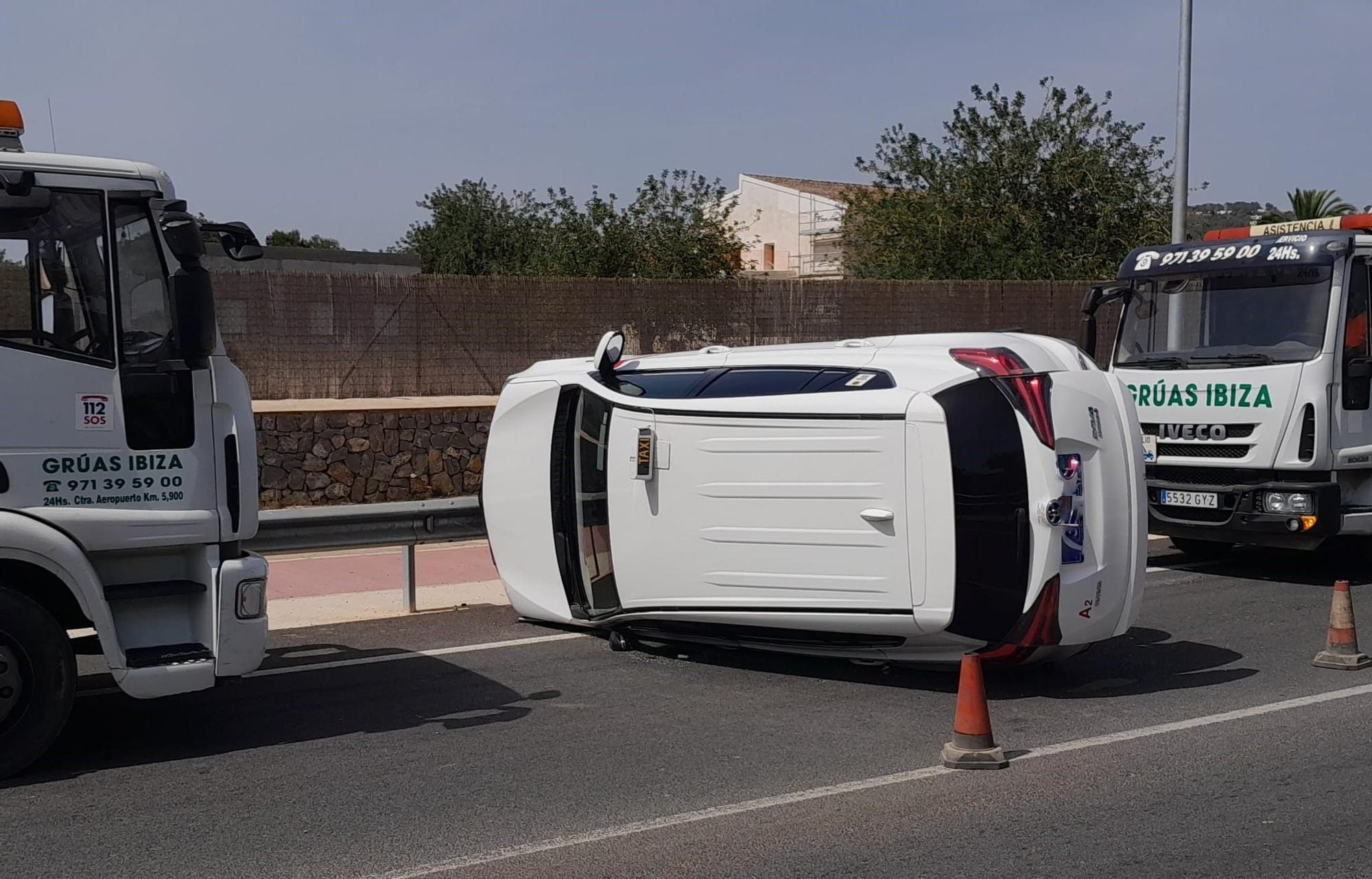 Galería de imágenes del taxi volcado en una carretera de Ibiza