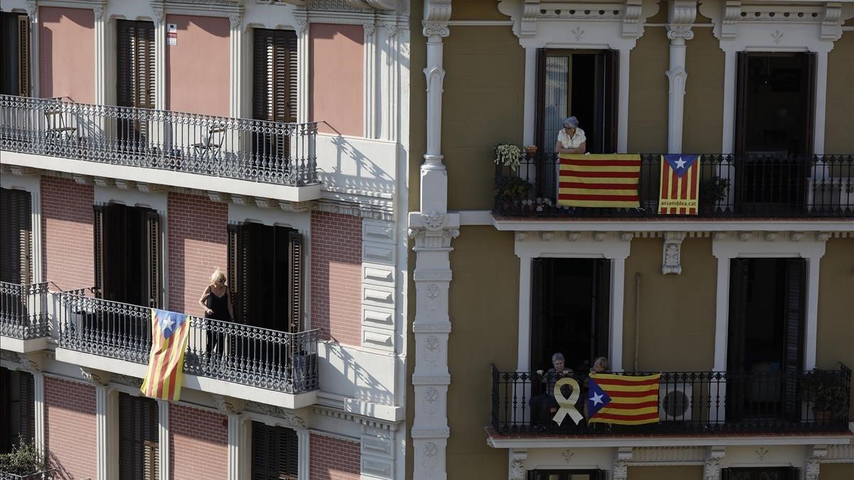 Gente en los balcones celebrando una diada diferente