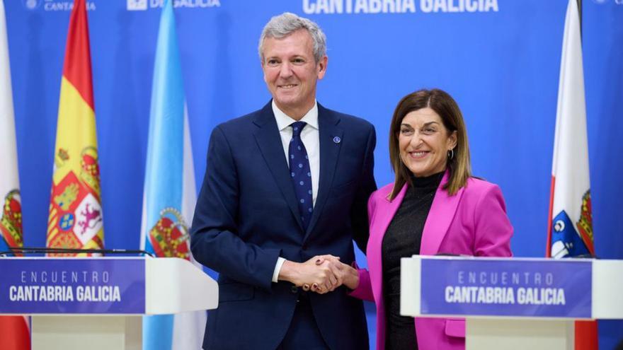 Rueda y la presidenta cántabra. | J. Serrano / E. P.