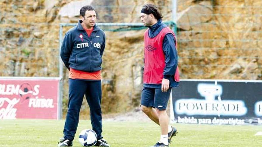 Eusebio Sacristán conversa con Fajardo durante el entrenamiento de ayer en A Madroa.