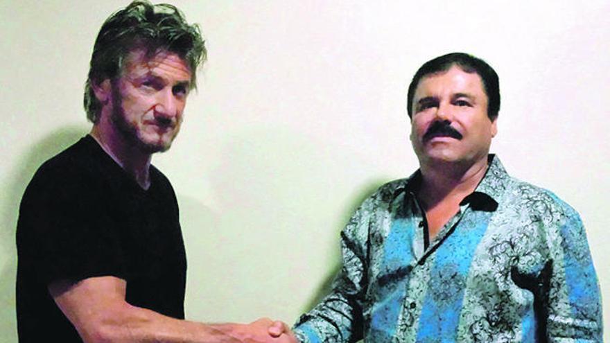 Sean Penn y él Chapo, se dan la mano en su polémico encuentro.