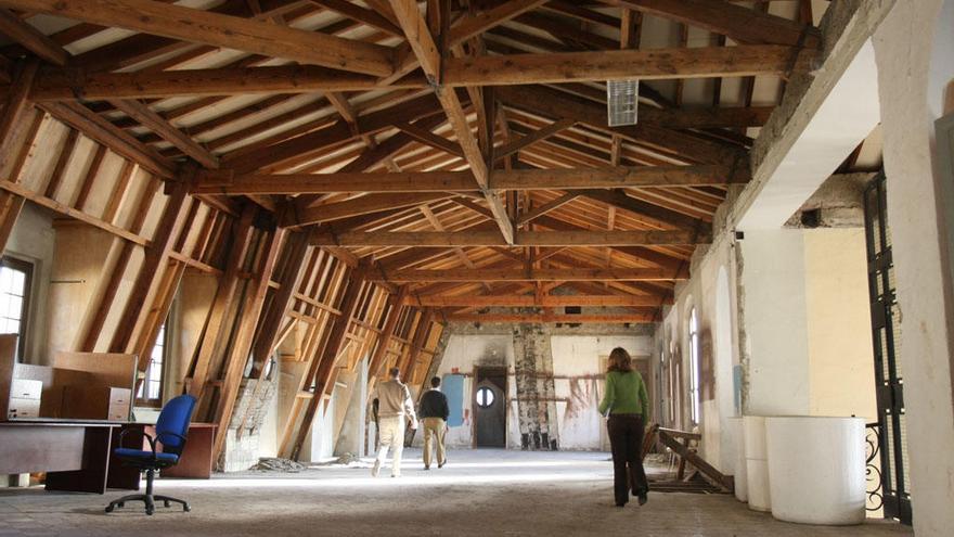 La cubierta de madera del Palacio de la Tinta, vista desde el interior del edificio en 2008.