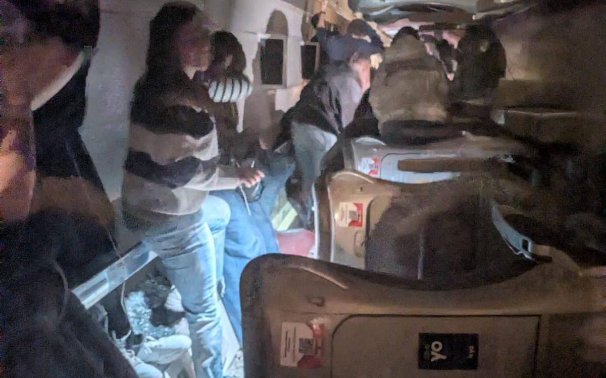 Usuarios intentando salir de los vagones tras el accidente de tren.