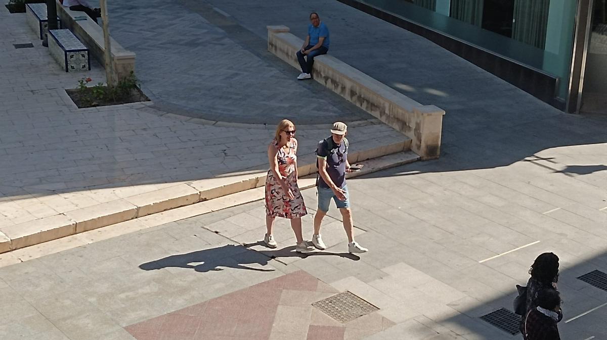 Caminando a principios de tarde por la calle Corredora de Elche