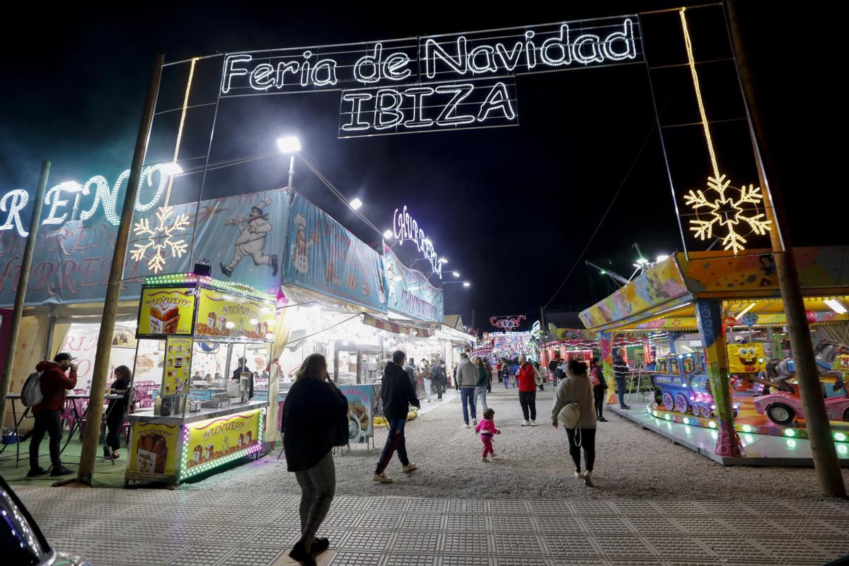 Este año, la feria de Navidad de Ibiza cuenta con una iluminación especial.