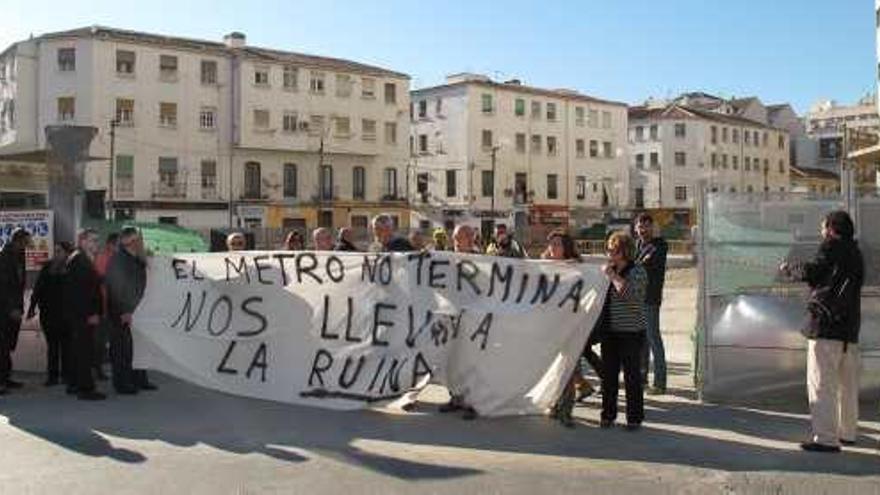 Comerciantes del Perchel cortan el tráfico pidiendo que terminen los trabajos.