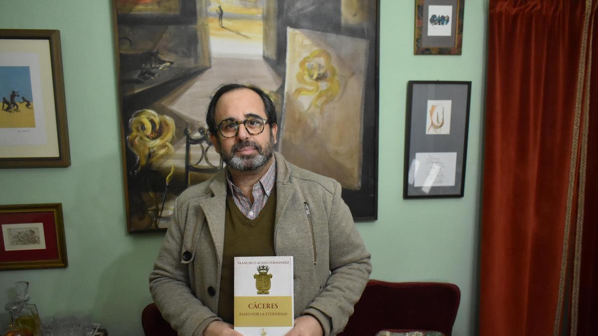 Video | Francis Acedo, escritor: "Llama la atención lo poco que conocen Cáceres los cacereños"