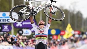 Van der Poel levanta la bici tras ganar en Flandes.