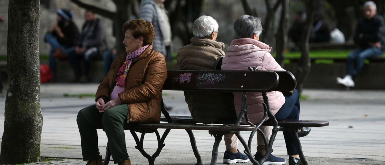 Varios mayores descansan en la Praza da Ferrería de Pontevedra, punto de encuentro de numerosos vecinos cada día.   | // GUSTAVO SANTOS